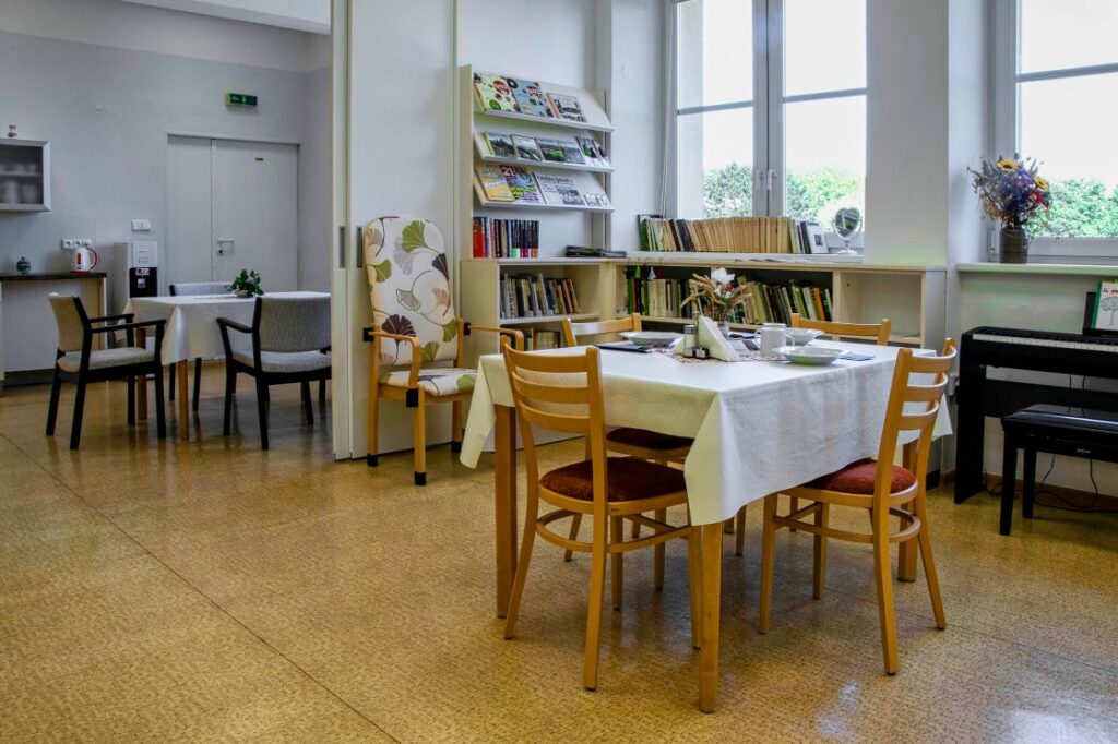 prostory jídelny s koutkem pro vypůjčení knih a tiskovin